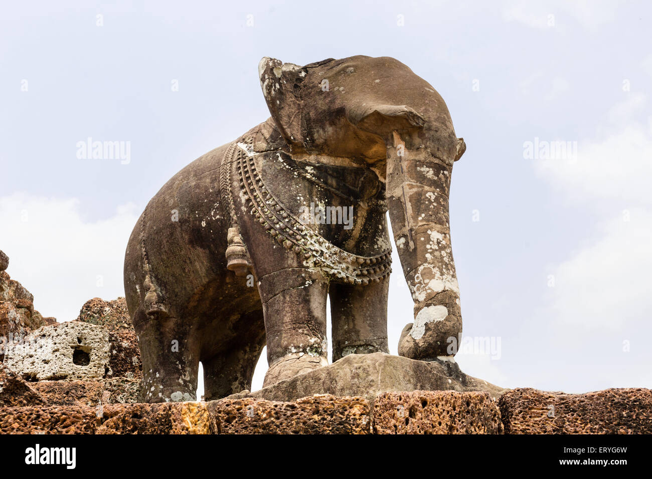 Scultura di elefante sulla seconda terrazza, Mebon Orientale, Angkor, Siem Reap Provincia, Cambogia Foto Stock