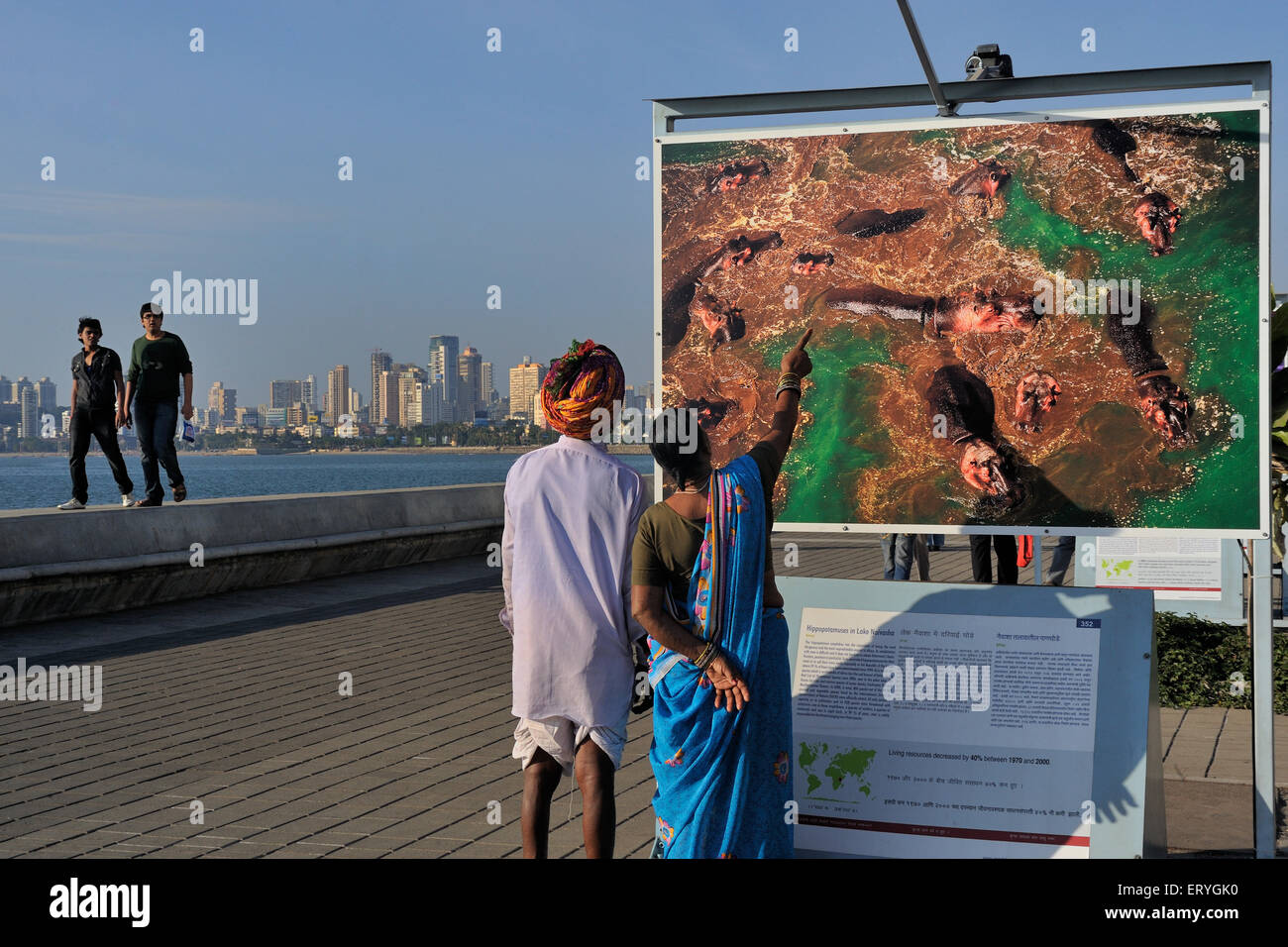 Arte mostra fotografica su Marine Drive ; Mumbai Bombay ; Maharashtra ; India Foto Stock
