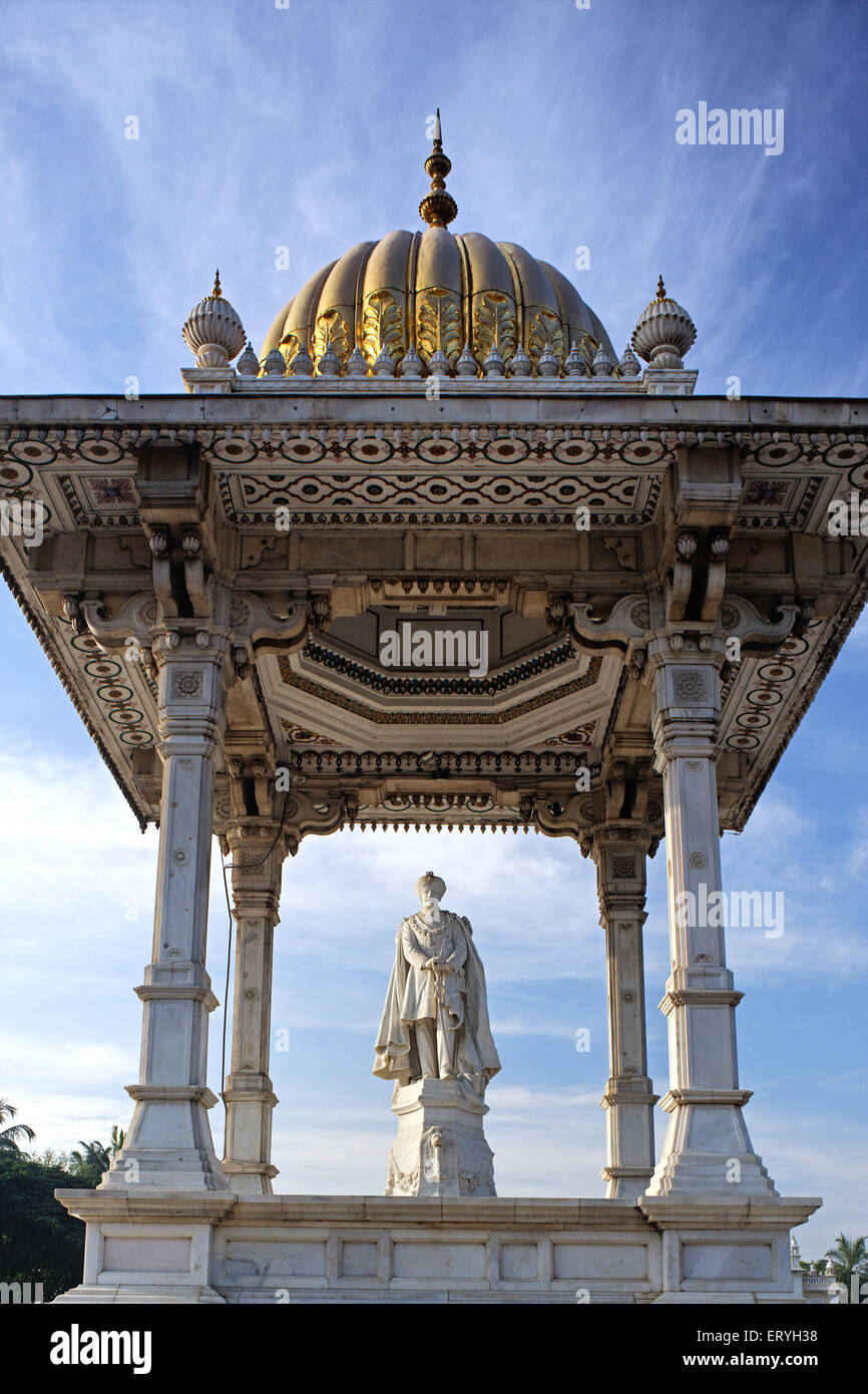 Statua del Grande chamaraja wodeyar al centro del cerchio chamaraja ; Mysore ; Karnataka ; India Foto Stock