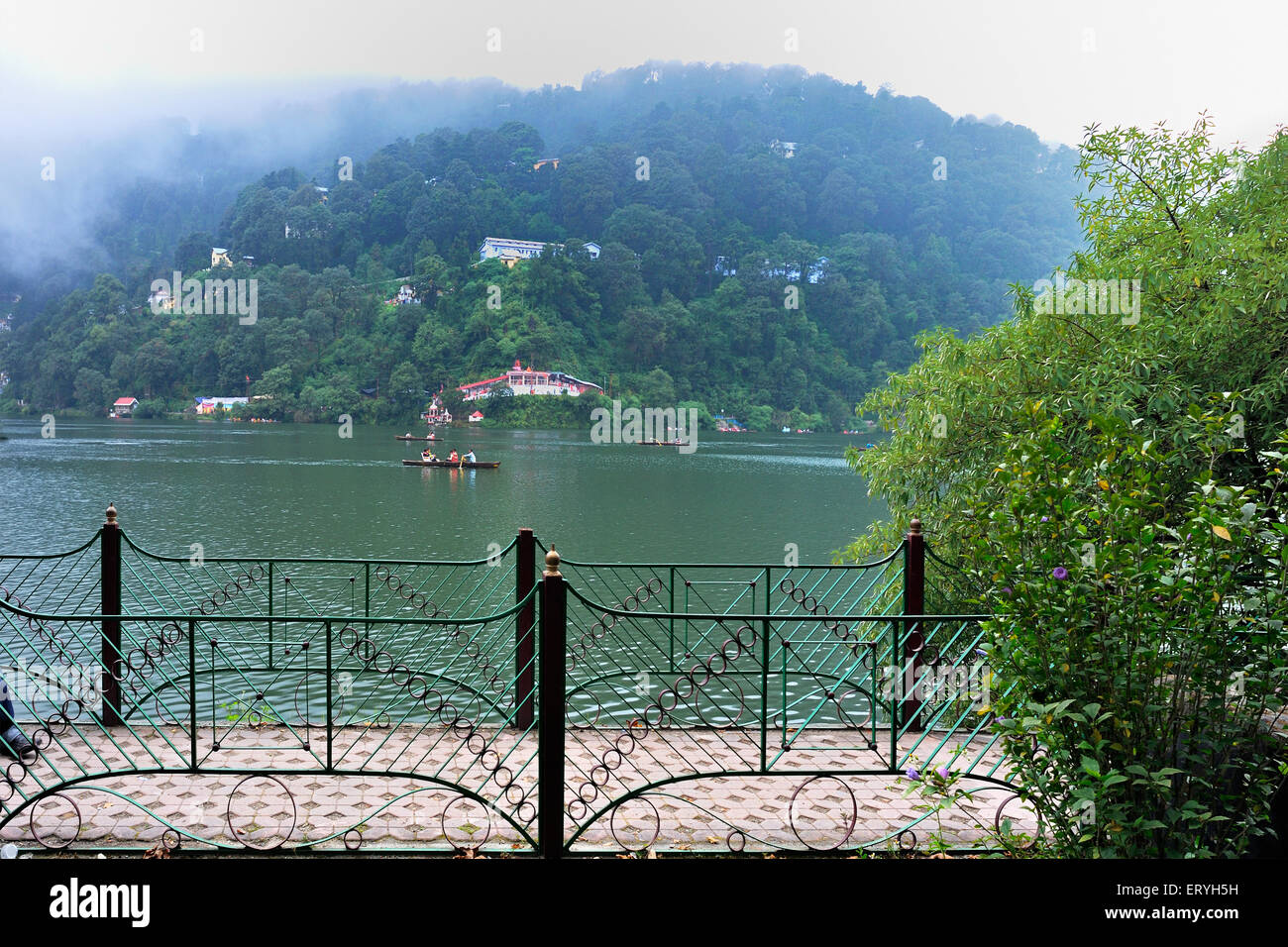 Lago di Naini , Nainital , località turistica dell'Himalaya , Kumaon , Uttaranchal , Uttarakhand , India , Asia Foto Stock