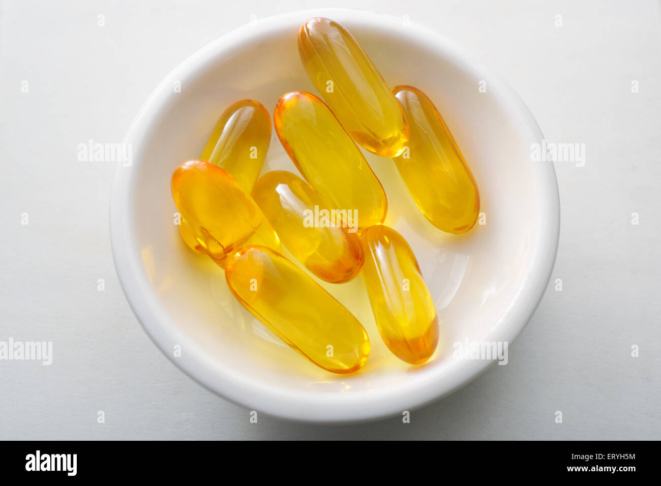 Omega 3 tre capsule di medicina di acidi grassi in ciotola , Foto Stock