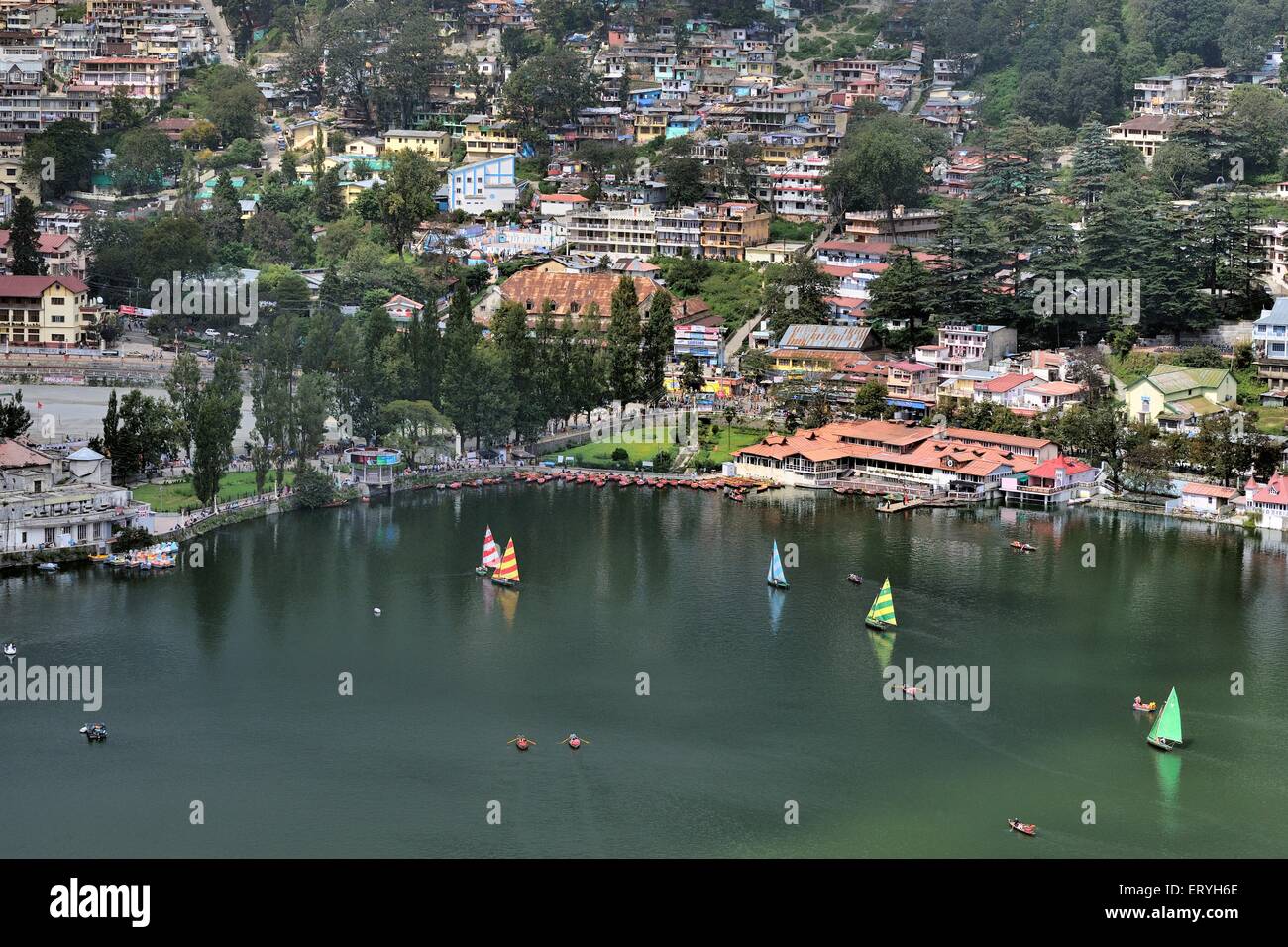 Lago di Naini , Nainital , località turistica dell'Himalaya , Kumaon , Uttaranchal , Uttarakhand , India , Asia Foto Stock