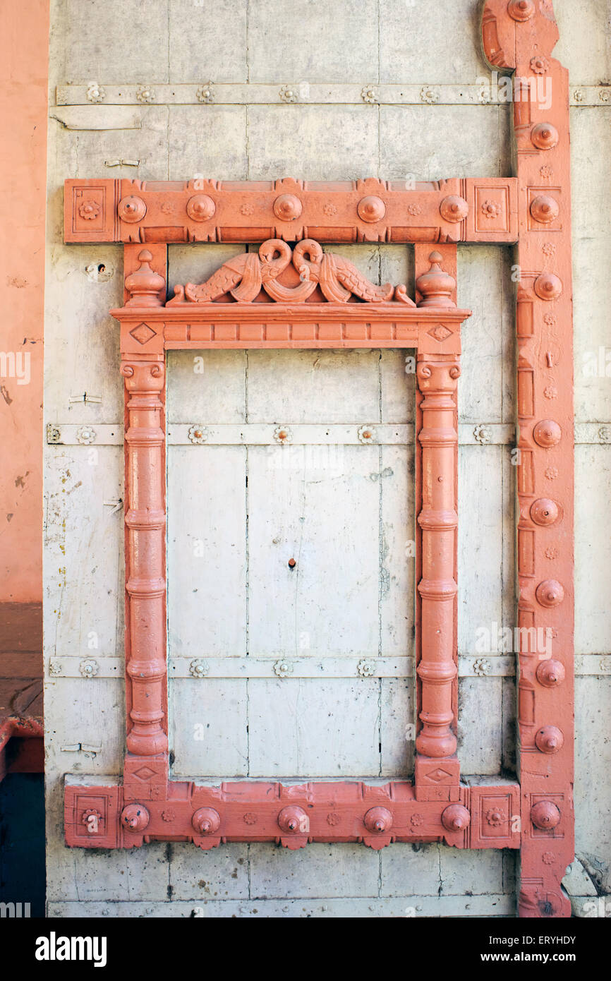 Antica porta di legno, Tempio Swaminarayan , Idar , Edar , Modasa , Sabarkantha , Gujarat , India , Asia Foto Stock