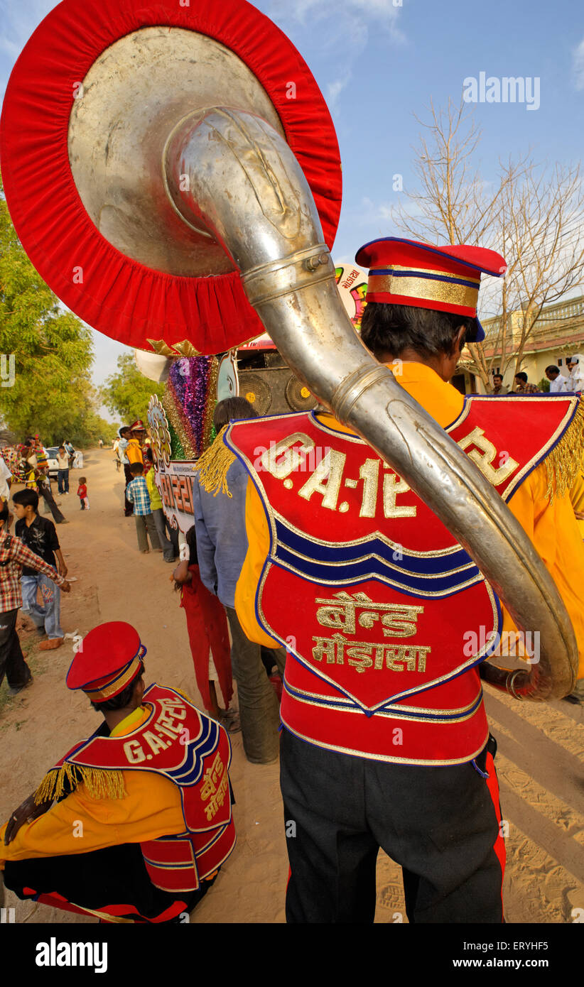 Musica Band suonare strumento musicale Francese Tuba , Modasa ; Sabarkantha ; Gujarat ; India , Asia Foto Stock