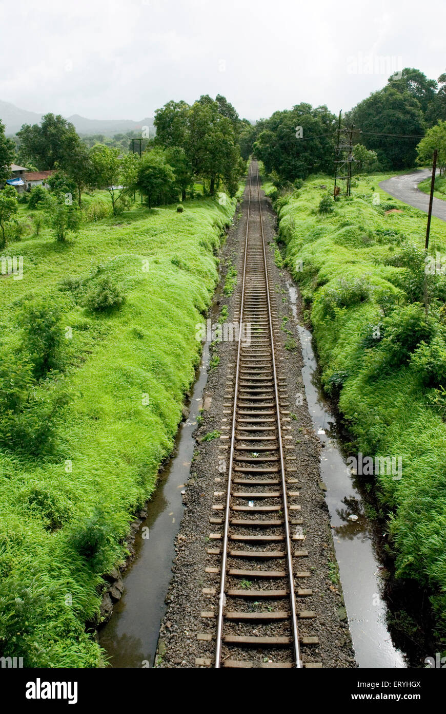 Ferrovia ; distretto di Raigadh ; Maharashtra ; India , Asia Foto Stock