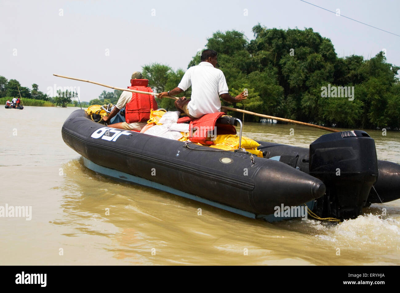 BSF vigore impresa operazione di salvataggio ; Kosi fiume alluvione nell anno 2008 ; quartiere Purniya ; Bihar ; India Foto Stock