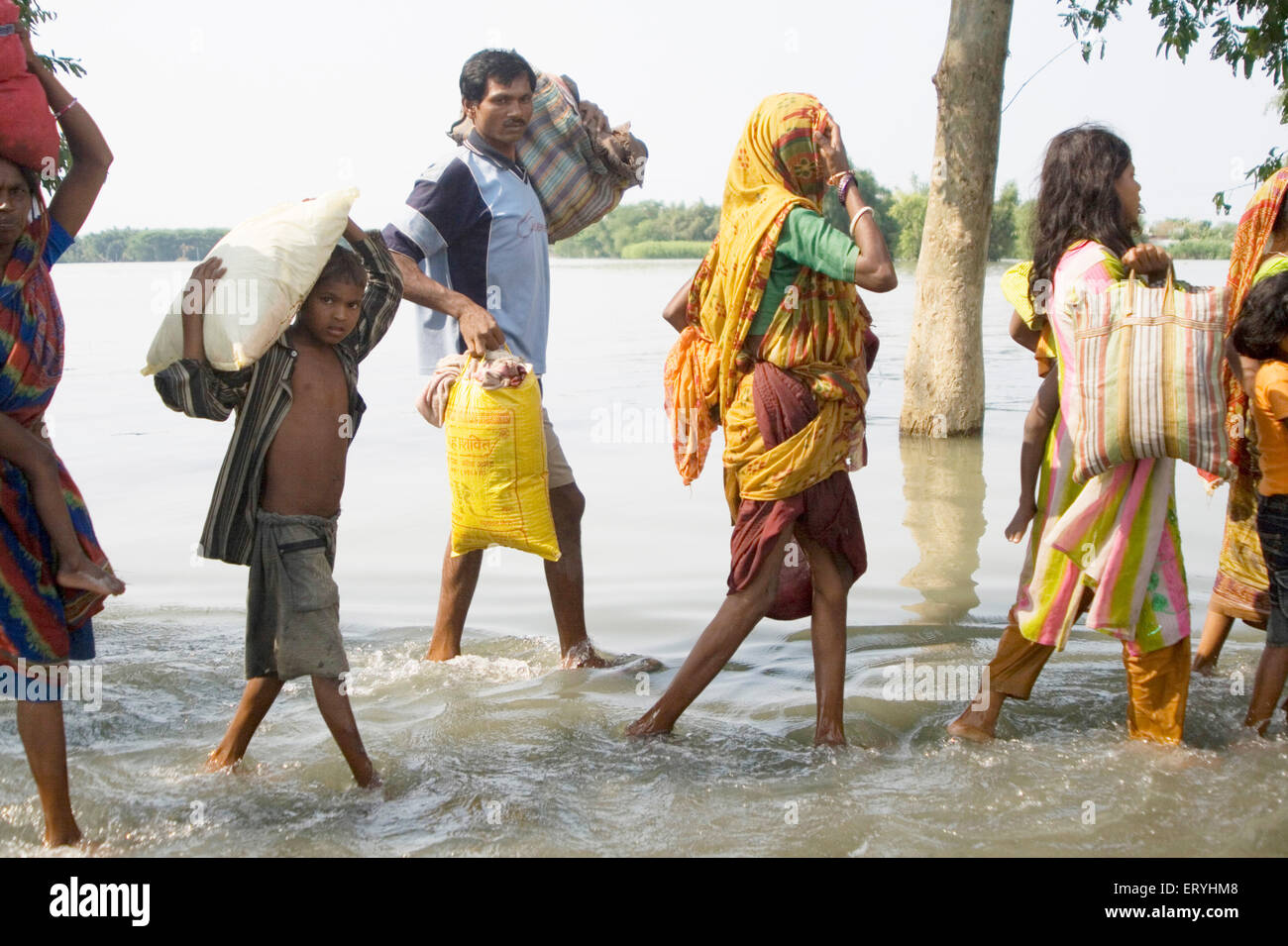 Kosi fiume alluvione nell anno 2008 che per la maggior parte realizzati subito sotto la linea della povertà persone nel quartiere Purniya ; Bihar ; India Foto Stock