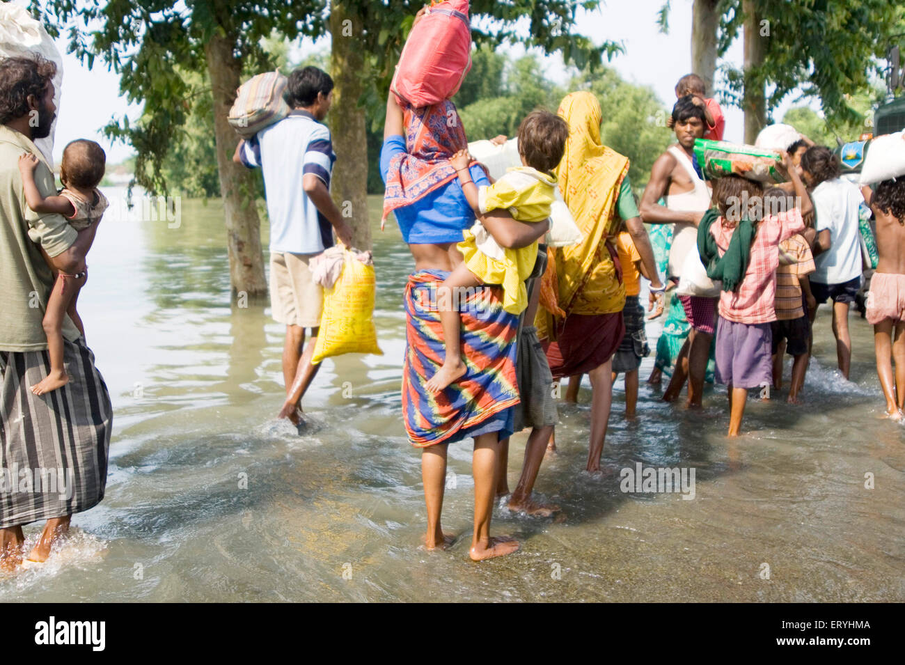 Kosi fiume alluvione nell anno 2008 che per la maggior parte realizzati subito sotto la linea della povertà persone nel quartiere Purniya ; Bihar ; India Foto Stock