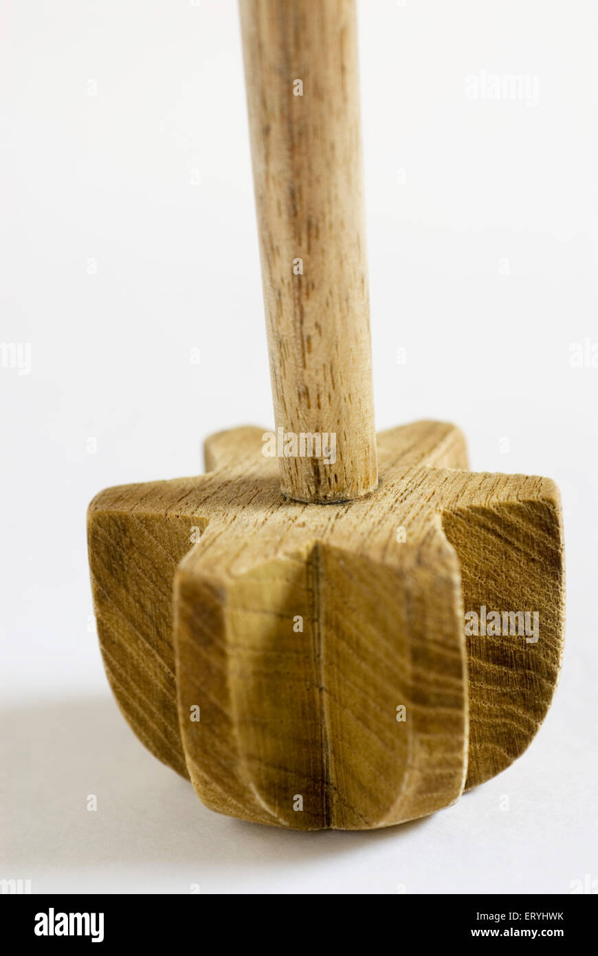 Churner in legno , utensile da cucina su sfondo bianco Foto Stock