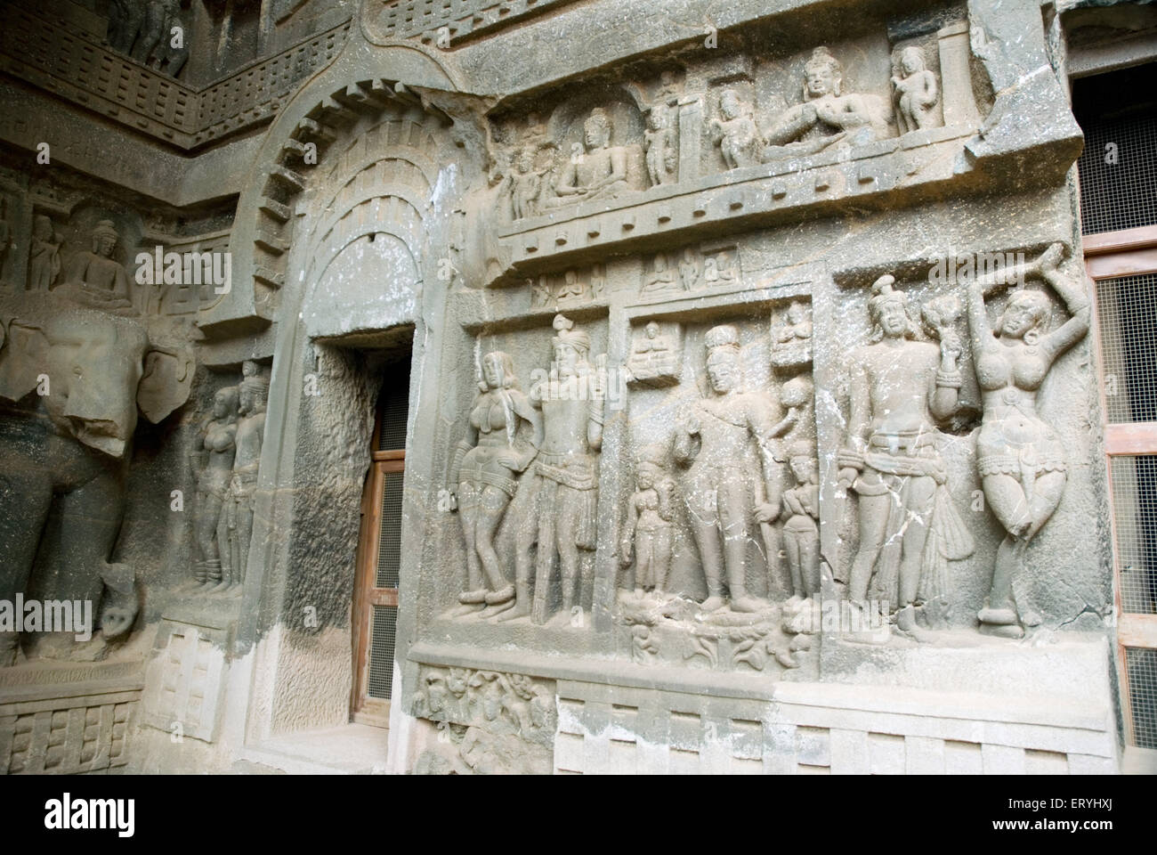 Stone carving coppie danzanti in grotta buddista ; Malavali ; Karla ; Pune Poona ; Maharashtra ; India Foto Stock