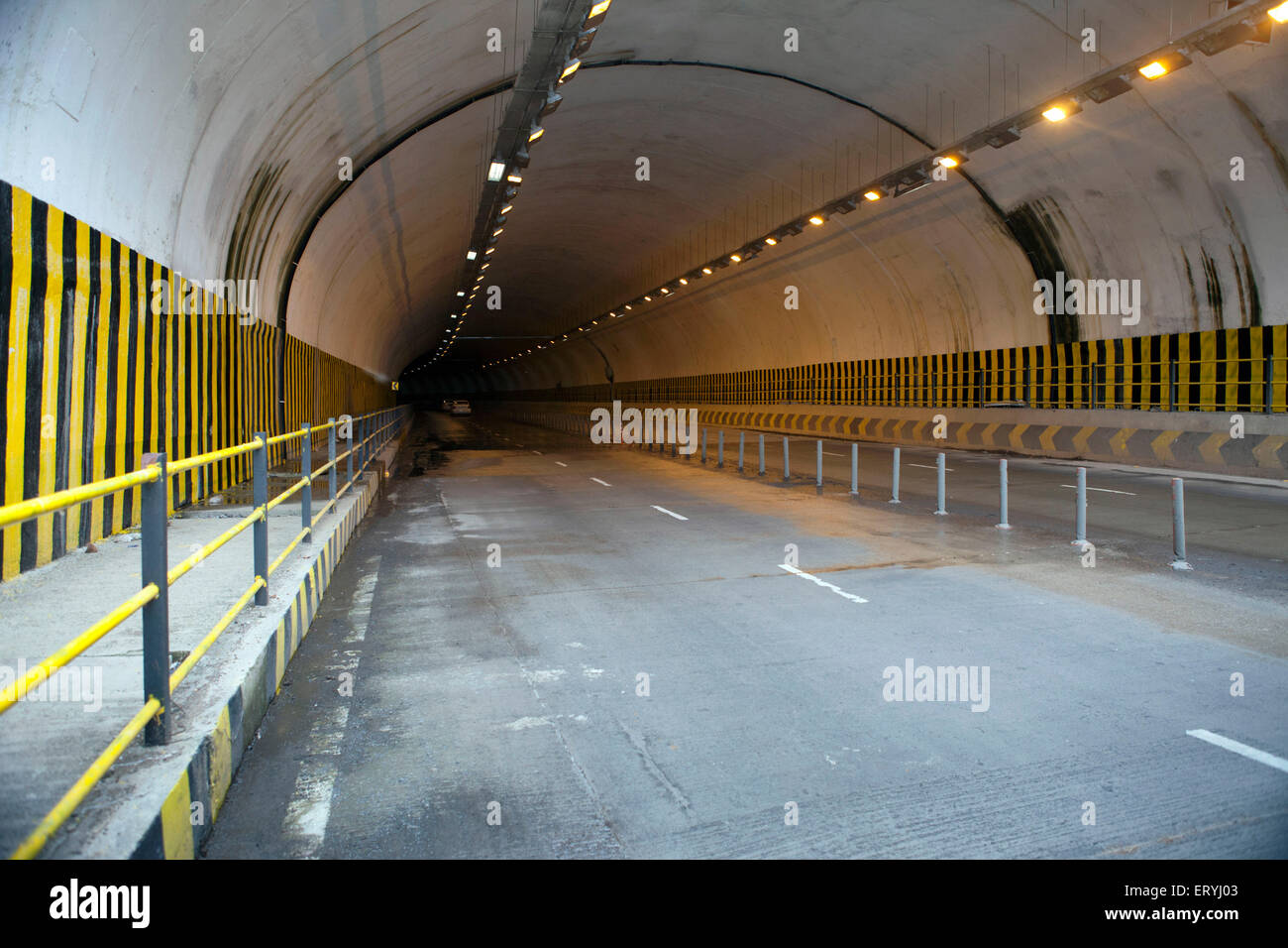 Autostrada orientale all'interno di Anik Panjarpol link tunnel stradale del Maharashtra Mumbai India Asia Foto Stock