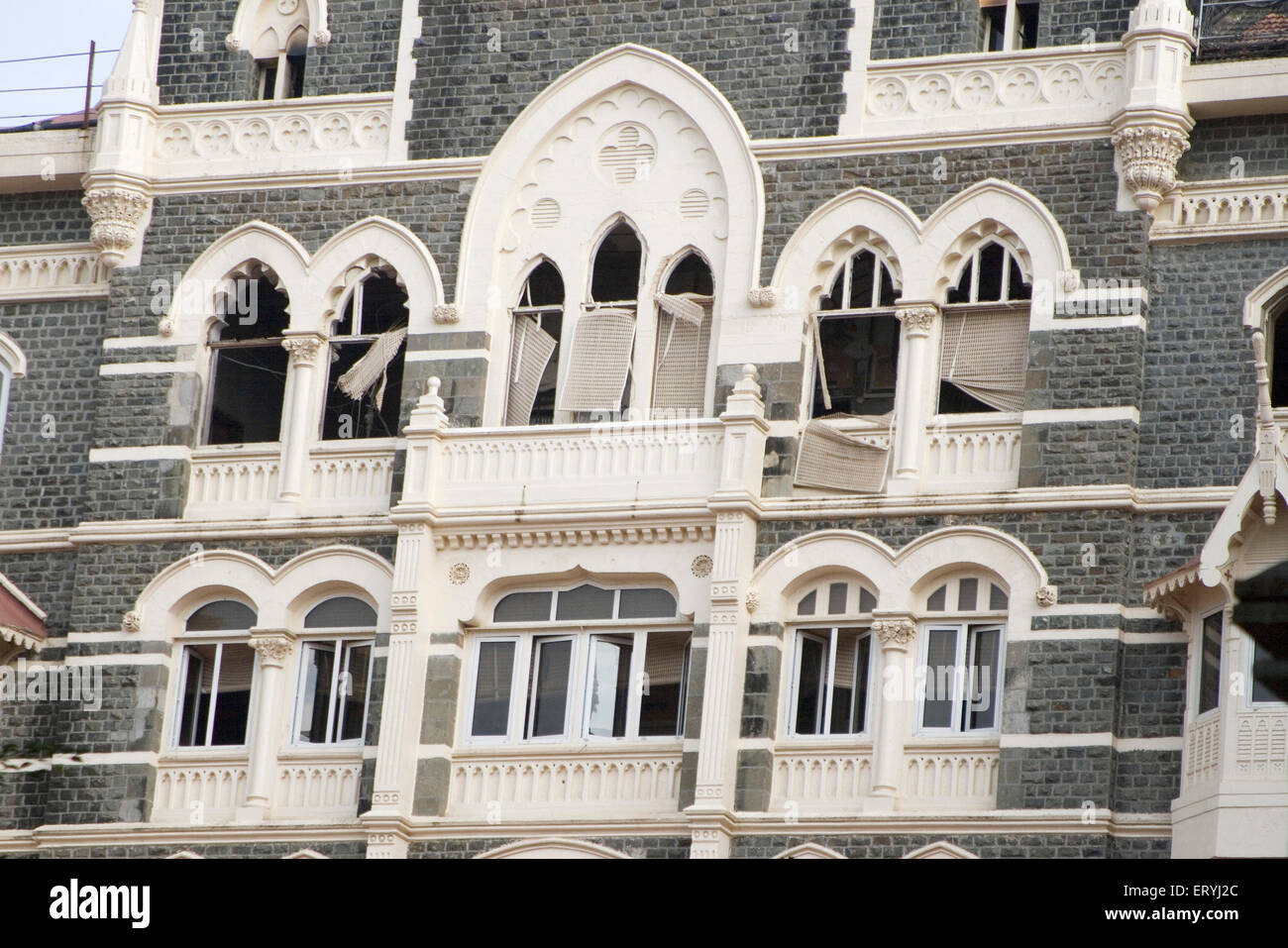 Finestra rotto da attacchi terroristi sul vecchio Taj hotel nell anno 2008 ; Mumbai Bombay ; Maharashtra ; India Foto Stock