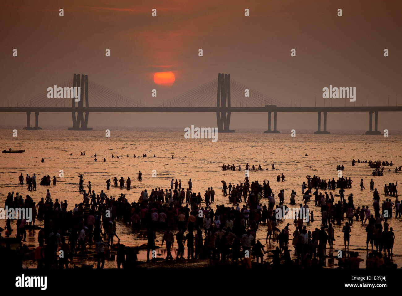 Signore ganesh immersione Worli Sea Link Dadar Mumbai Maharashtra India Asia Foto Stock