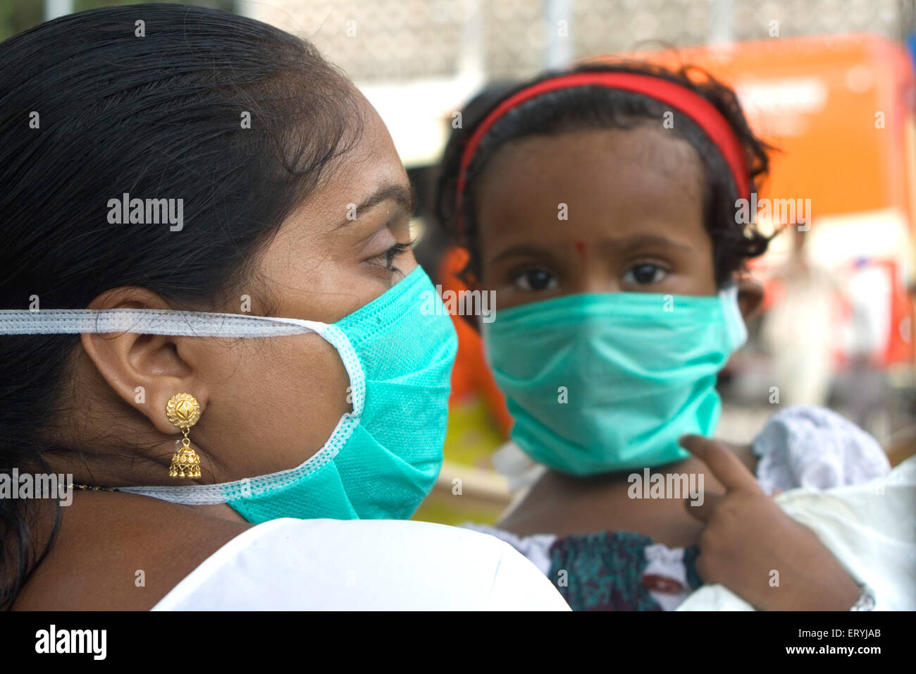 La madre e il bambino che indossa la maschera evitando influenza suina ; Mumbai Bombay ; Maharashtra ; India n. MR Foto Stock