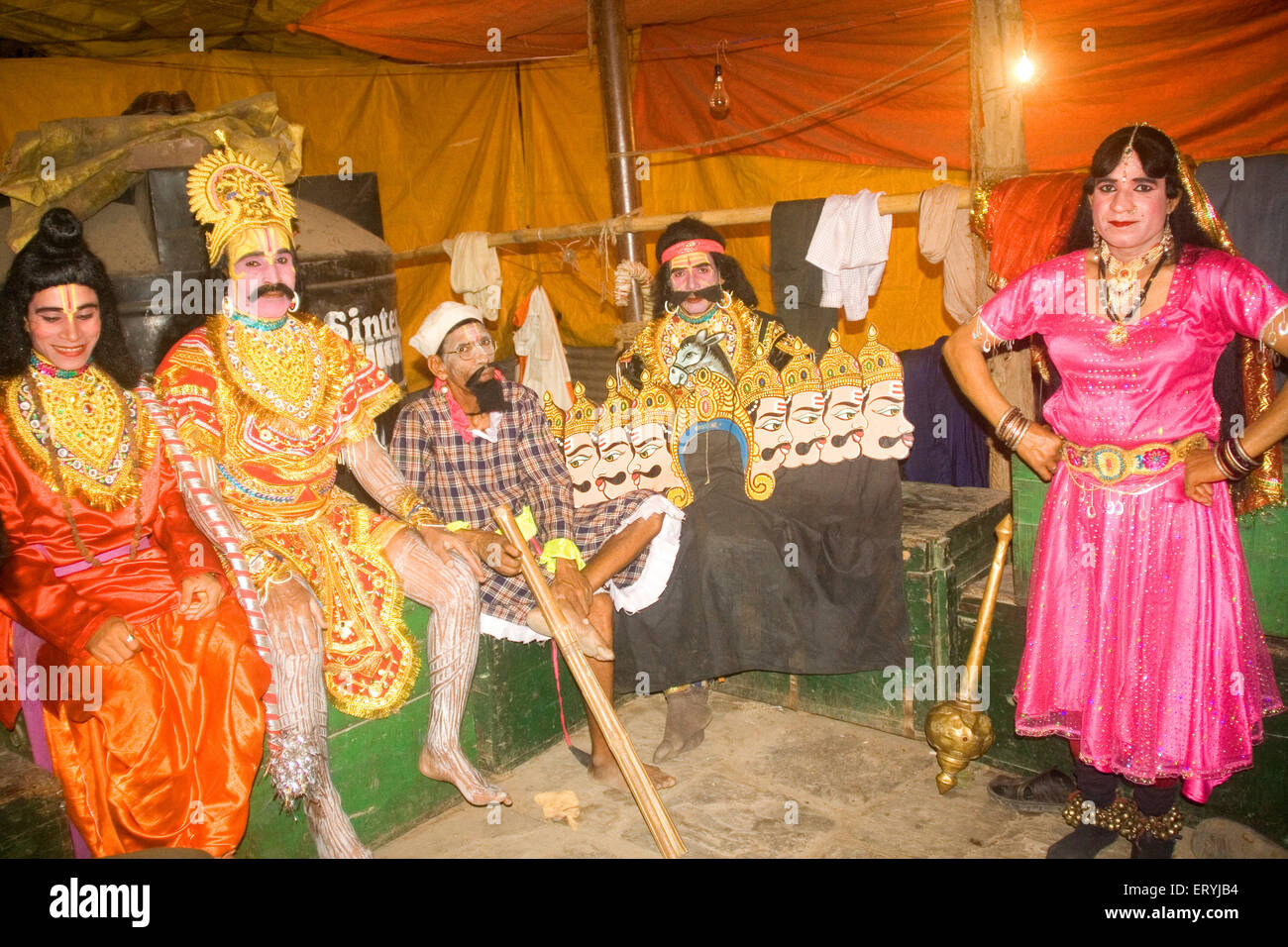 Artista nel carattere di ravan ; ram ; joker e ballerini maschio back stage in ramlila ; India n. MR Foto Stock