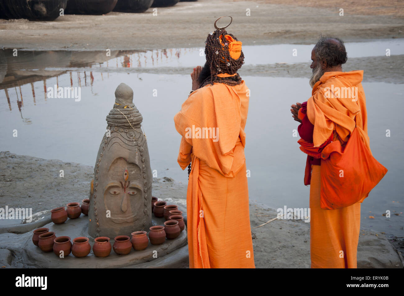 Sacerdote adorare signore Shiva in Kumbh Mela in Uttar Pradesh, India Foto Stock