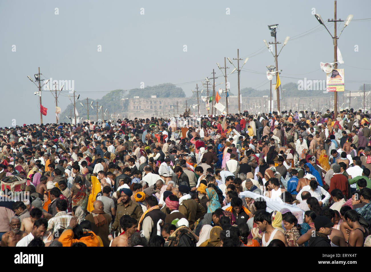 La gente affollata a Kumbh Mela a Allahabad Uttar Pradesh India Asia Foto Stock