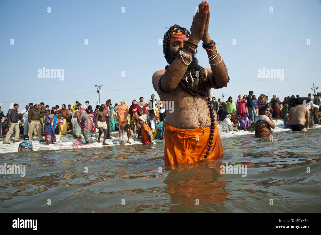 Sadhu pregando di prendere il sole nel fiume Ganga Gange Kumbh Mela A Alahabad Prayagraj Ilahabad Prayag Uttar Pradesh India Asia Foto Stock