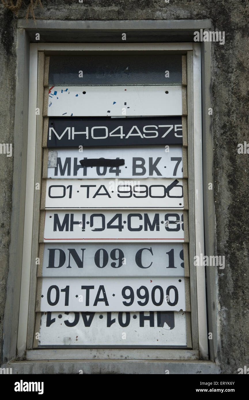 Targhetta del nome di auto e motocicli sulla finestra in Mumbai in India Maharashtra Foto Stock