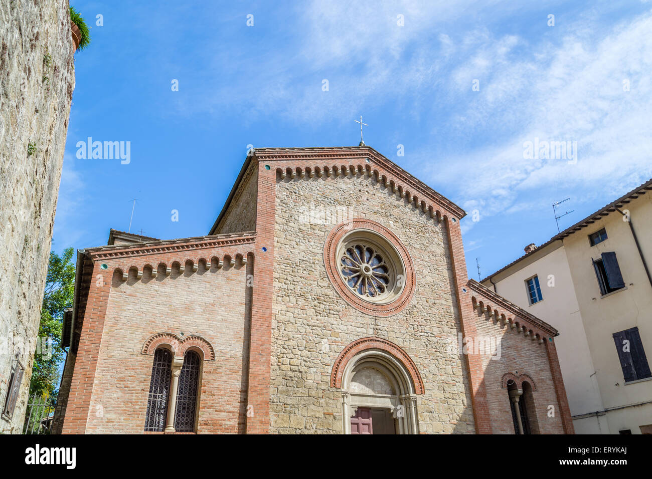 Facciata del XIV cattolici chiesa dei Santi Nicolò e Francesco in Italia Foto Stock