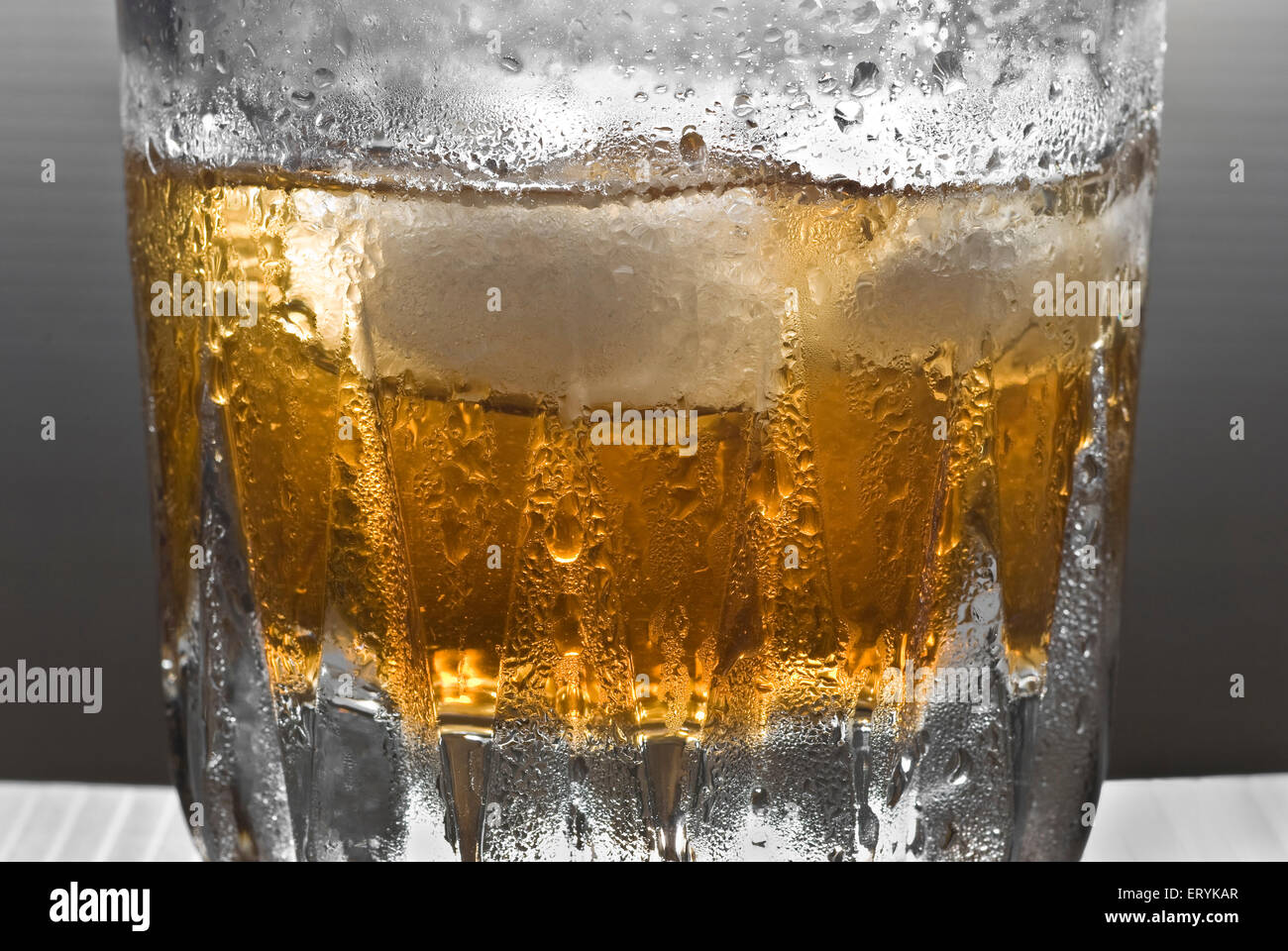 Le bevande ; vetro scintillante di whisky con ghiaccio Foto Stock