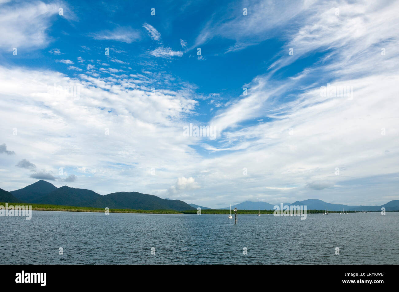 Cloudscape off verso porto Isola Verde ; Cairns ; Queensland ; Australia Foto Stock