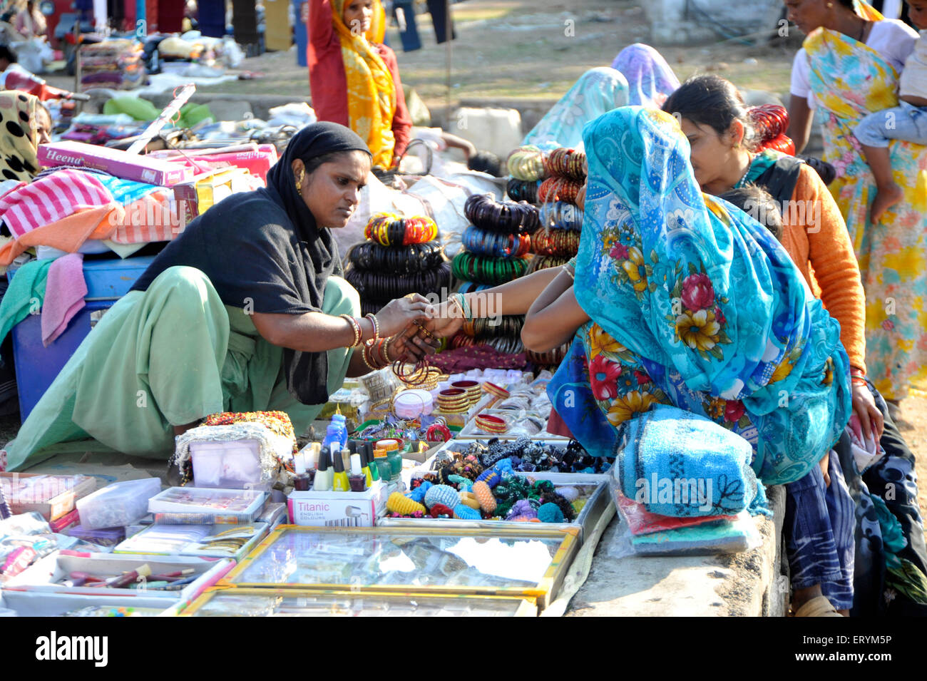 Vendita donna bracciali e gioielli in mercato Khajuraho Madhya Pradesh India Asia Foto Stock