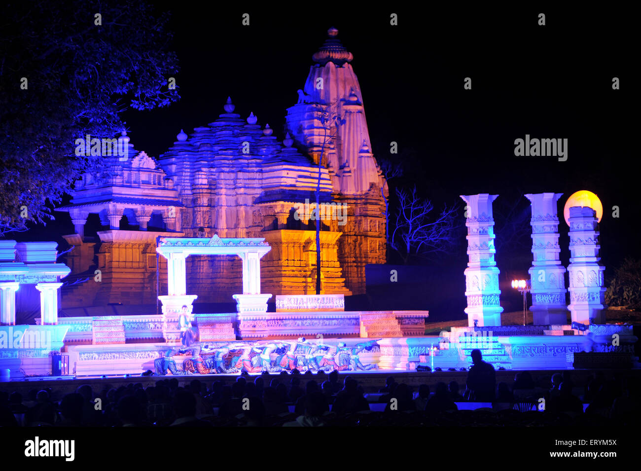 Khajuraho Dance Festival a sfondo tempio di Madhya Pradesh India Asia Foto Stock