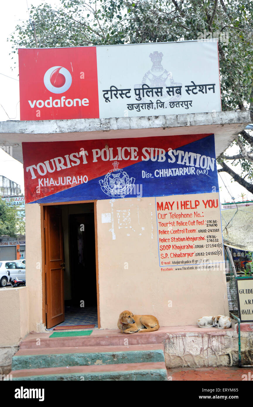 La polizia sotto stazione di Tempio di Khajuraho Madhya Pradesh India Asia Foto Stock