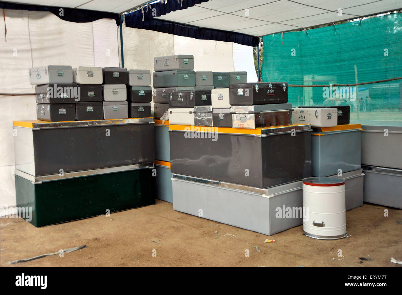 Fusto in metallo shop Madhya Pradesh India Asia Foto Stock