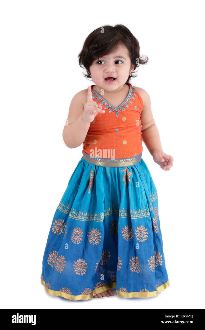 Quindici mesi Baby girl in ghagra choli spiegare con il dito indice signor#743S Foto Stock