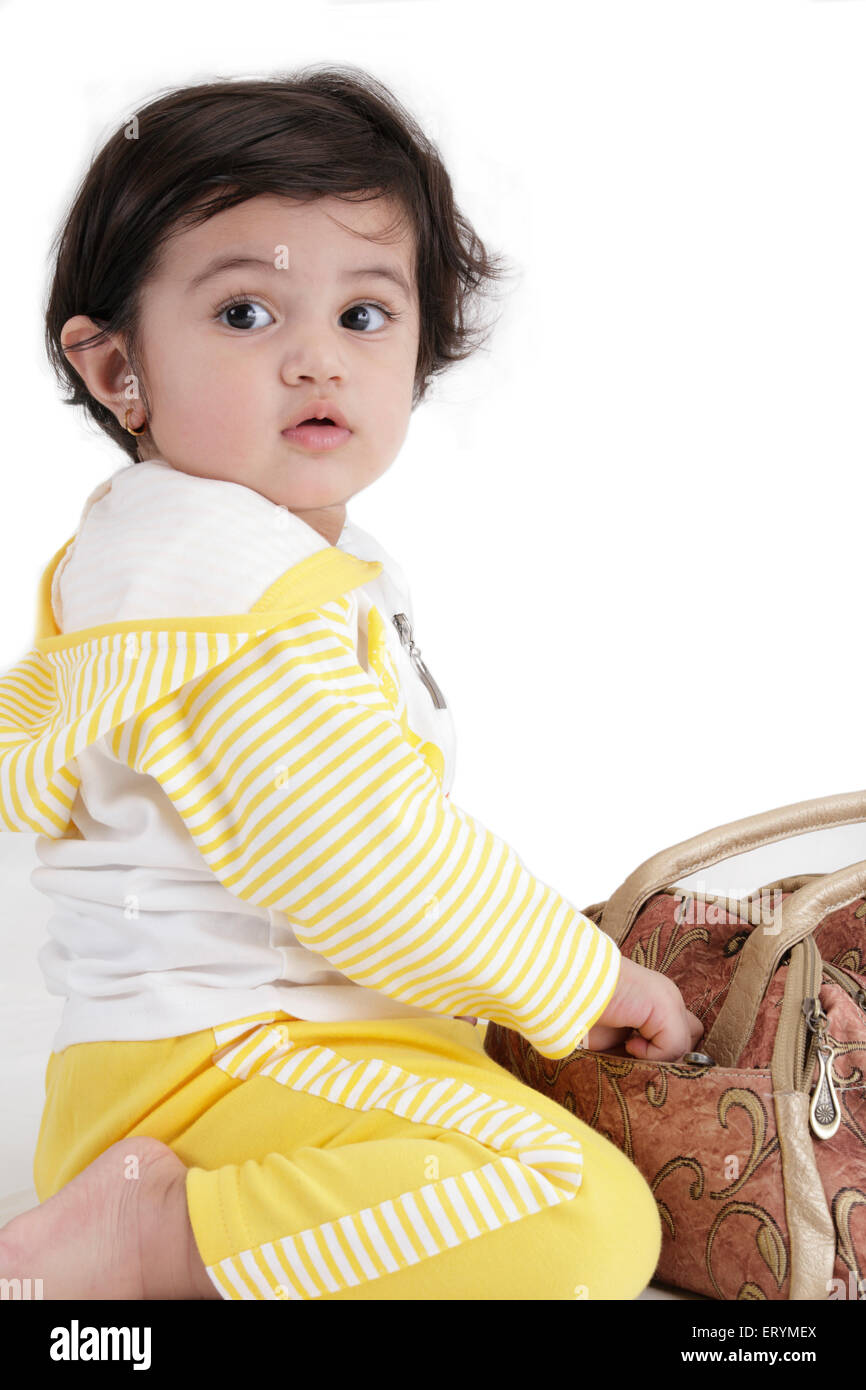 Quindici mesi Baby girl giocando con il portamonete signor#743S Foto Stock