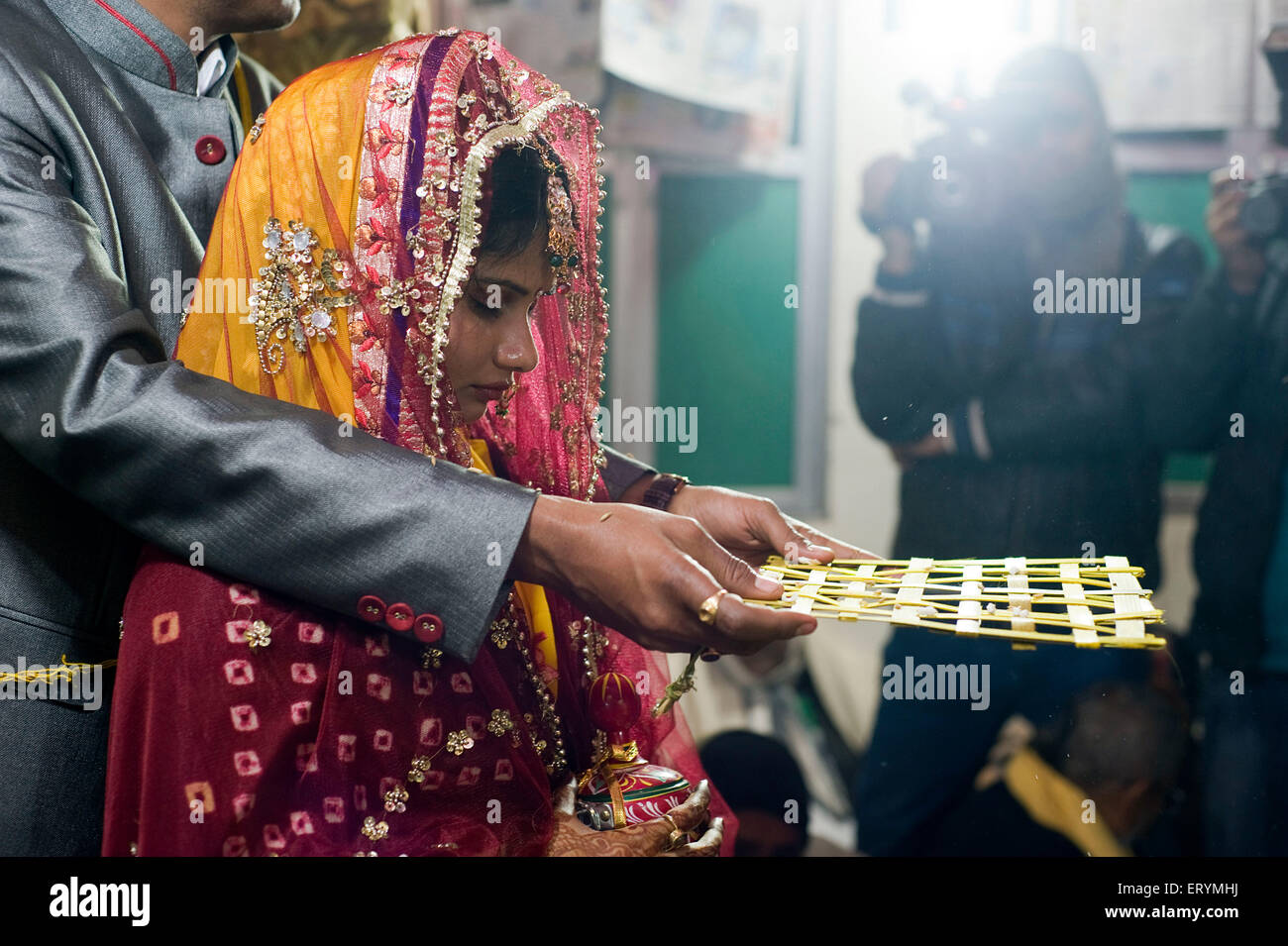 Cerimonia nuziale indù funzione rituale lawa parosna Uttar Pradesh India Asia Foto Stock