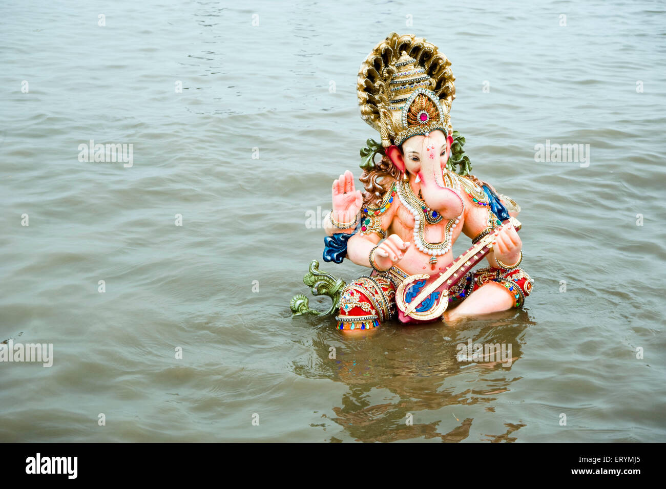 Signore Ganesh nell'acqua Mumbai Maharashtra India Asia Foto Stock