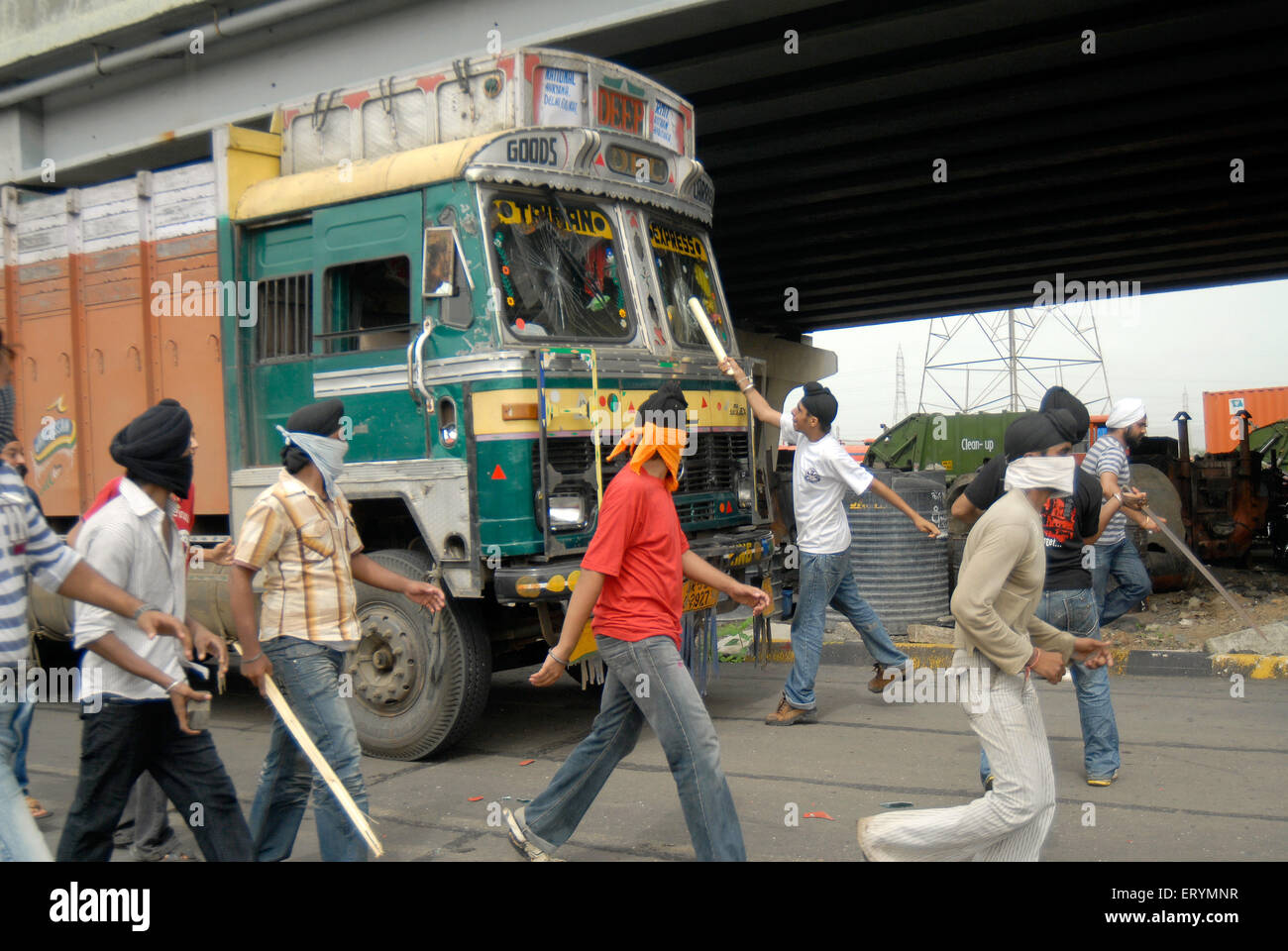 Bloccando i sikh autostrada protestando per dera saccha sauda a ; Mulund ; Bombay ; Mumbai ; Maharashtra ; India NOMR Foto Stock