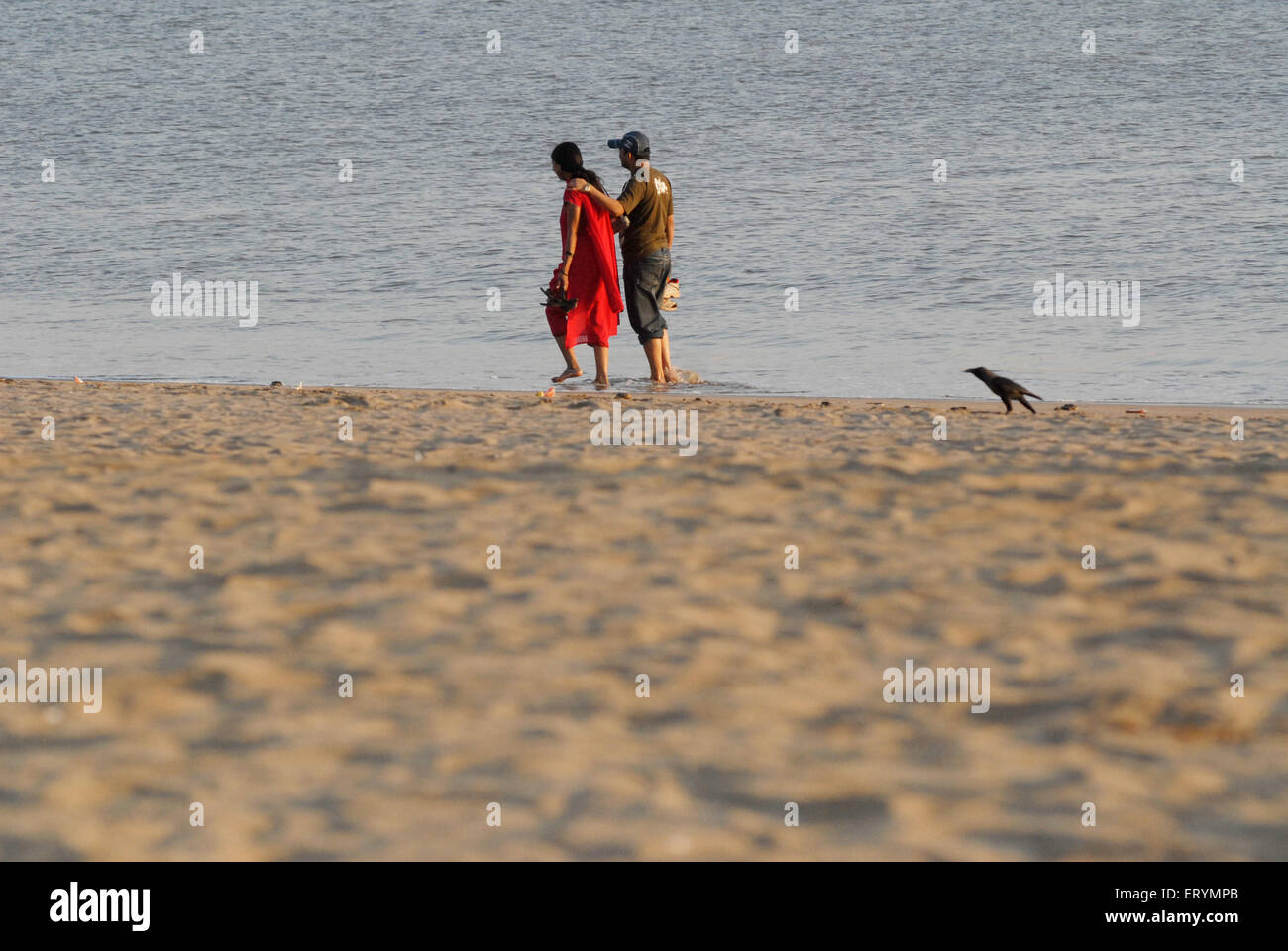 Giovane facendo una passeggiata a girgaum chowpatty beach ; Bombay ; Mumbai ; Maharashtra ; India Foto Stock