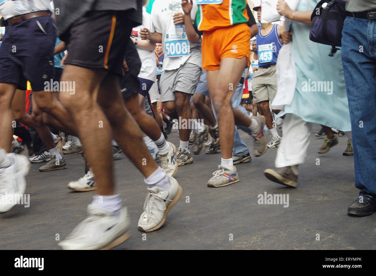 Le persone che eseguono in international marathon 2005 in ; Bombay ; Mumbai ; Maharashtra ; India Foto Stock