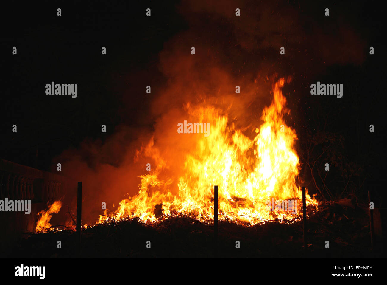 Spazzatura sul fuoco , India , Asia Foto Stock