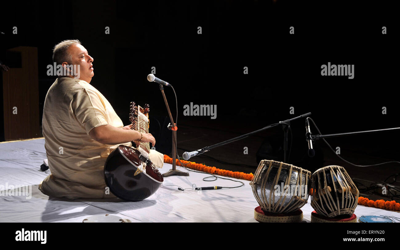 Classica musicista indiano Sitar Player Shujaat Husain Khan Mumbai Maharashtra India Asia Foto Stock