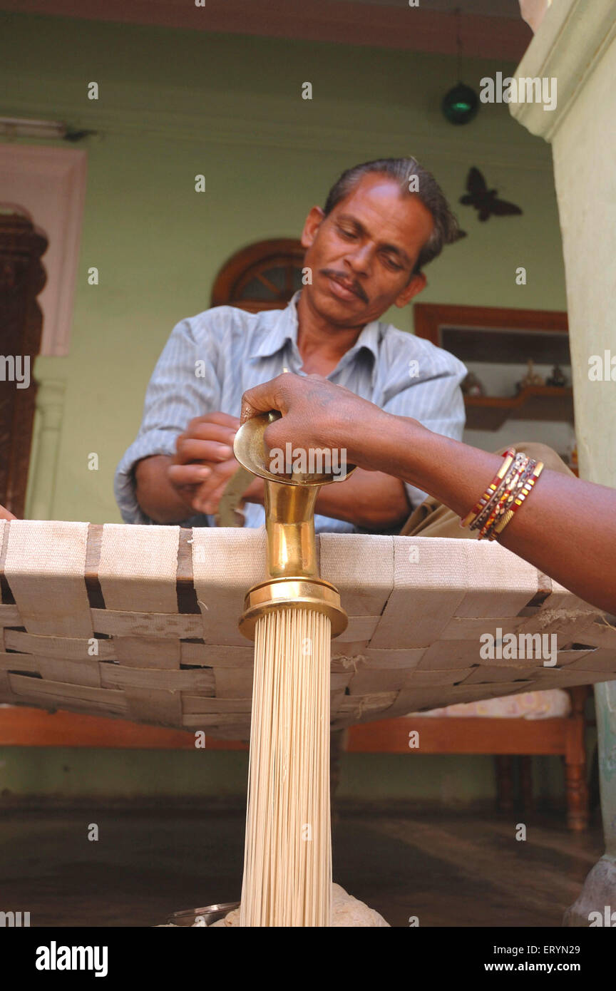 Making vermicelli ; Villaggio Singhpur ; Distretto Narsinghpur ; Madhya Pradesh ; India , Asia Foto Stock