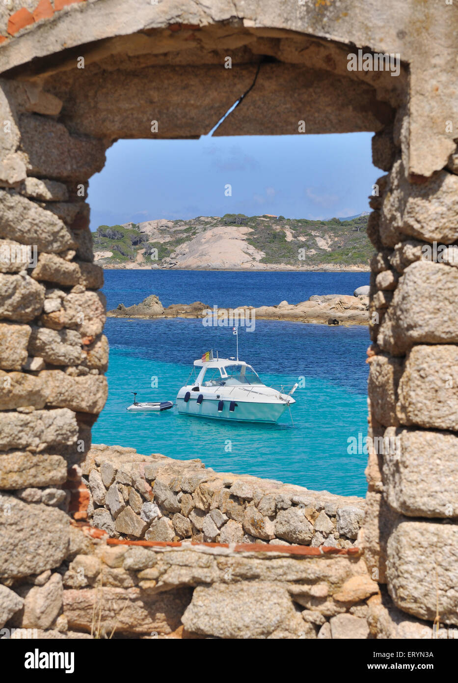 Barca sul mare turchese visto attraverso una finestra di un vecchio edificio in pietra Foto Stock