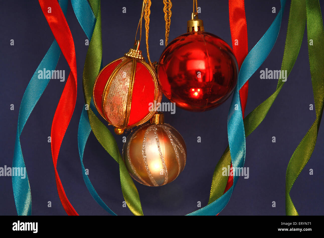 Festa di Natale , decorazione con palle e nastri , Bandra , Bombay , Mumbai , Maharashtra , India , Asia Foto Stock