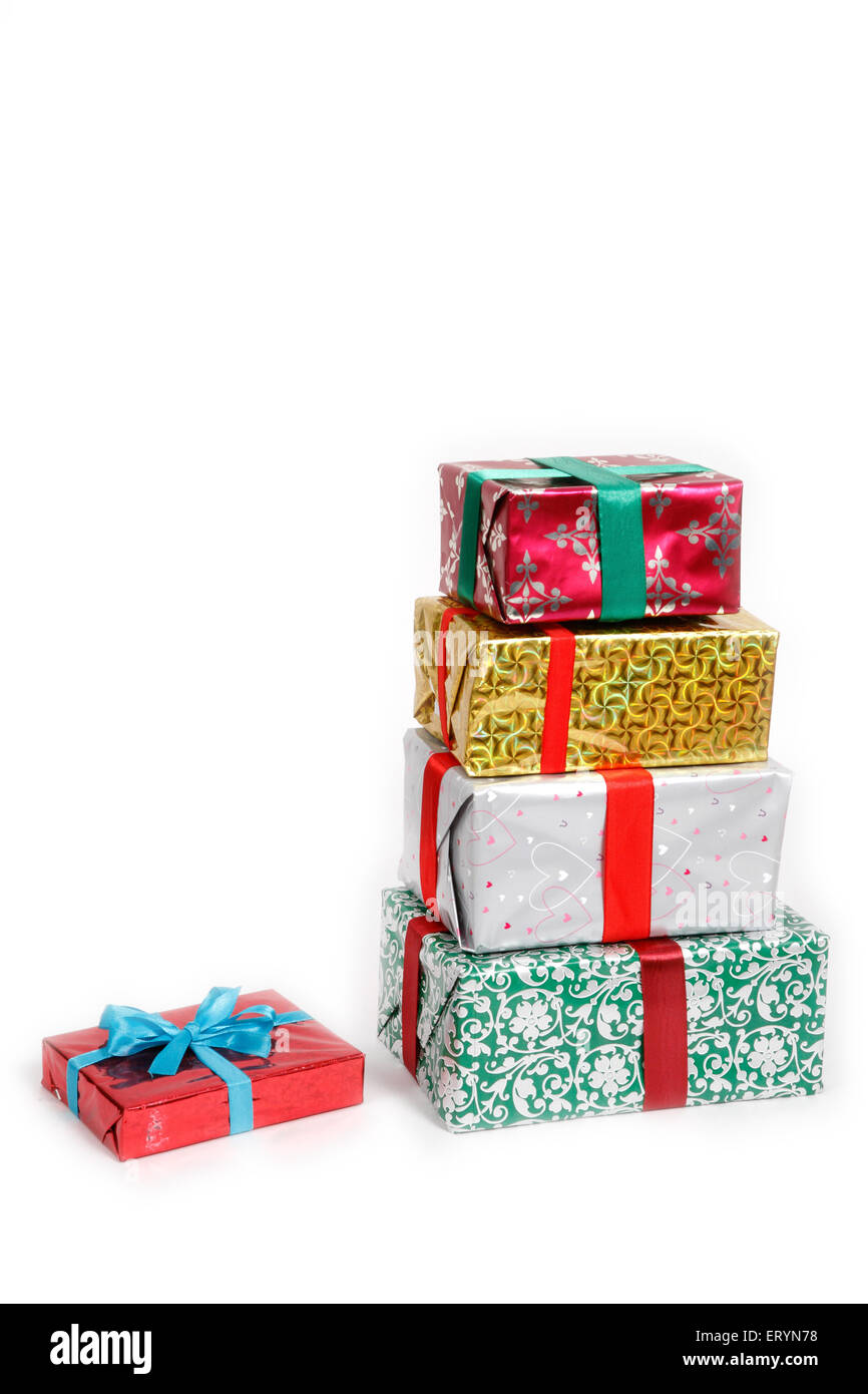 Colorate scatole regalo in festa di Natale Foto Stock