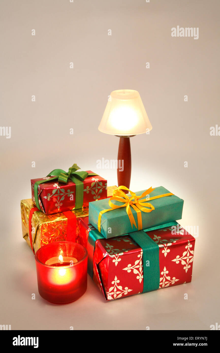 Confezioni regalo con candela e lampada in festa di Natale Foto Stock