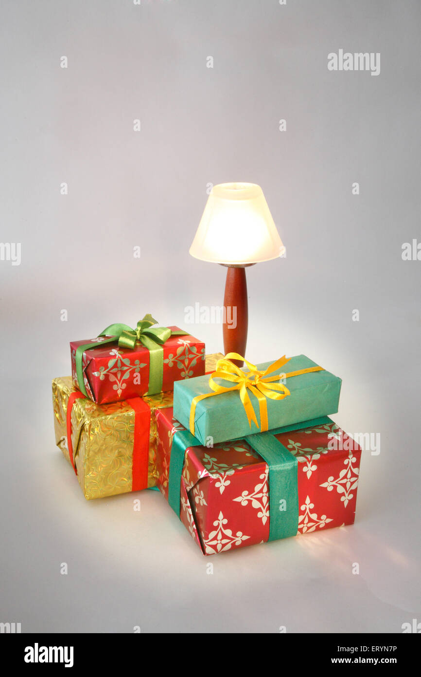 Confezioni regalo con lampada nella festa di Natale Foto Stock