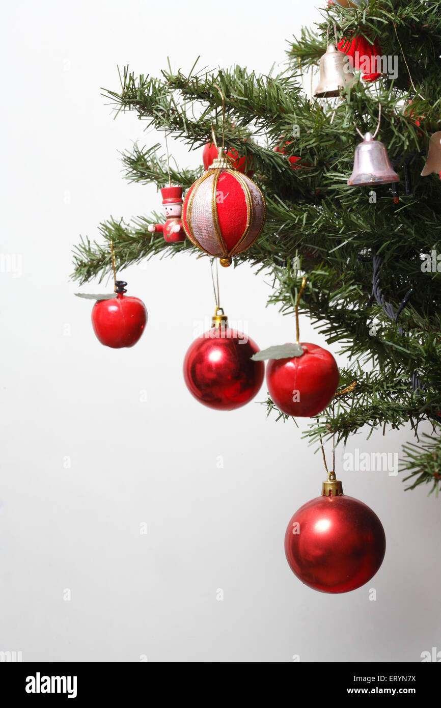 Festa di Natale , albero di Natale decorato con palle e campane , Bandra , Bombay , Mumbai , Maharashtra , India , Asia Foto Stock