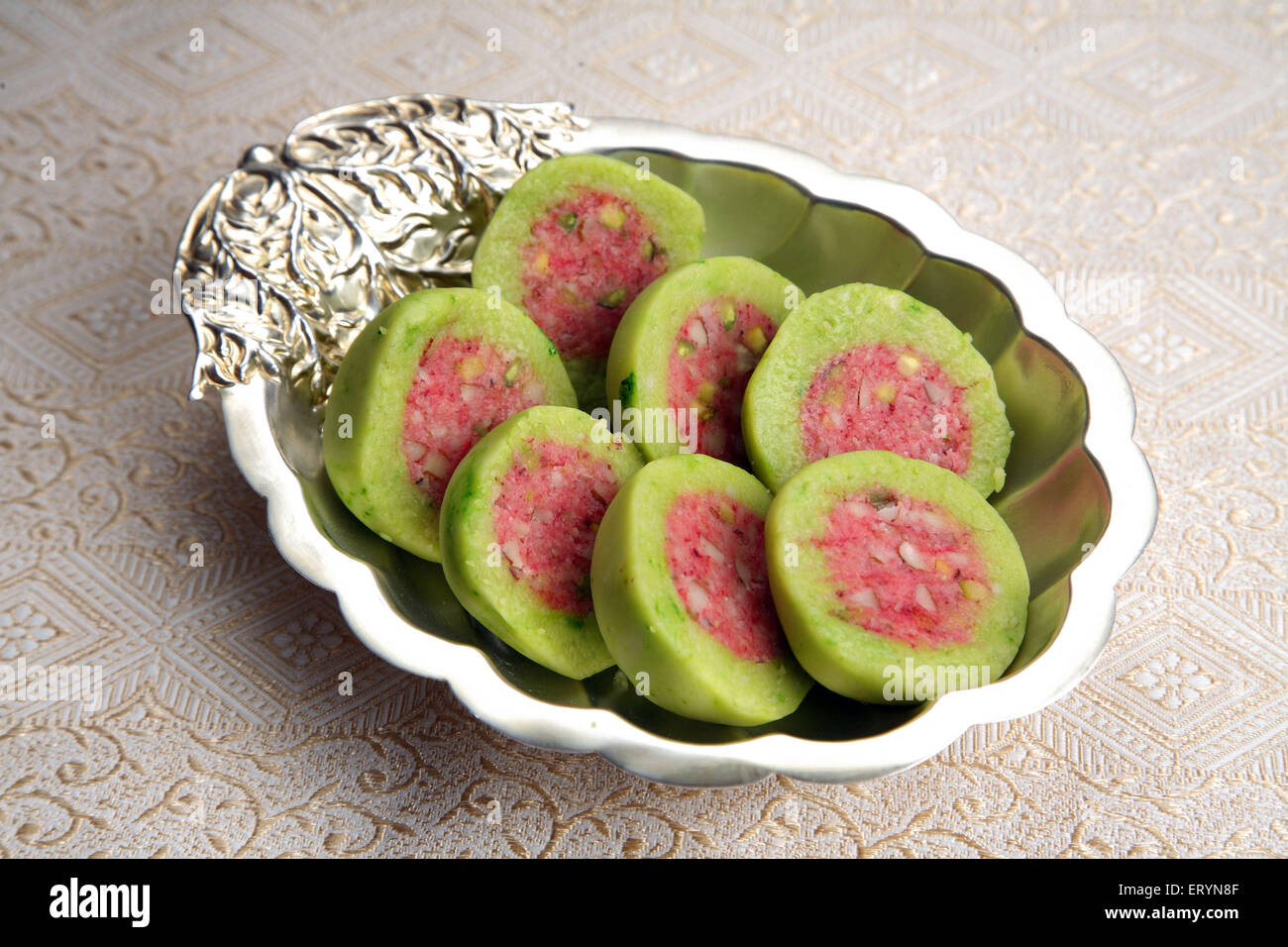Pezzi di pistacchio e mandorle dolci nella ciotola Siver India PR#743Ah Foto Stock