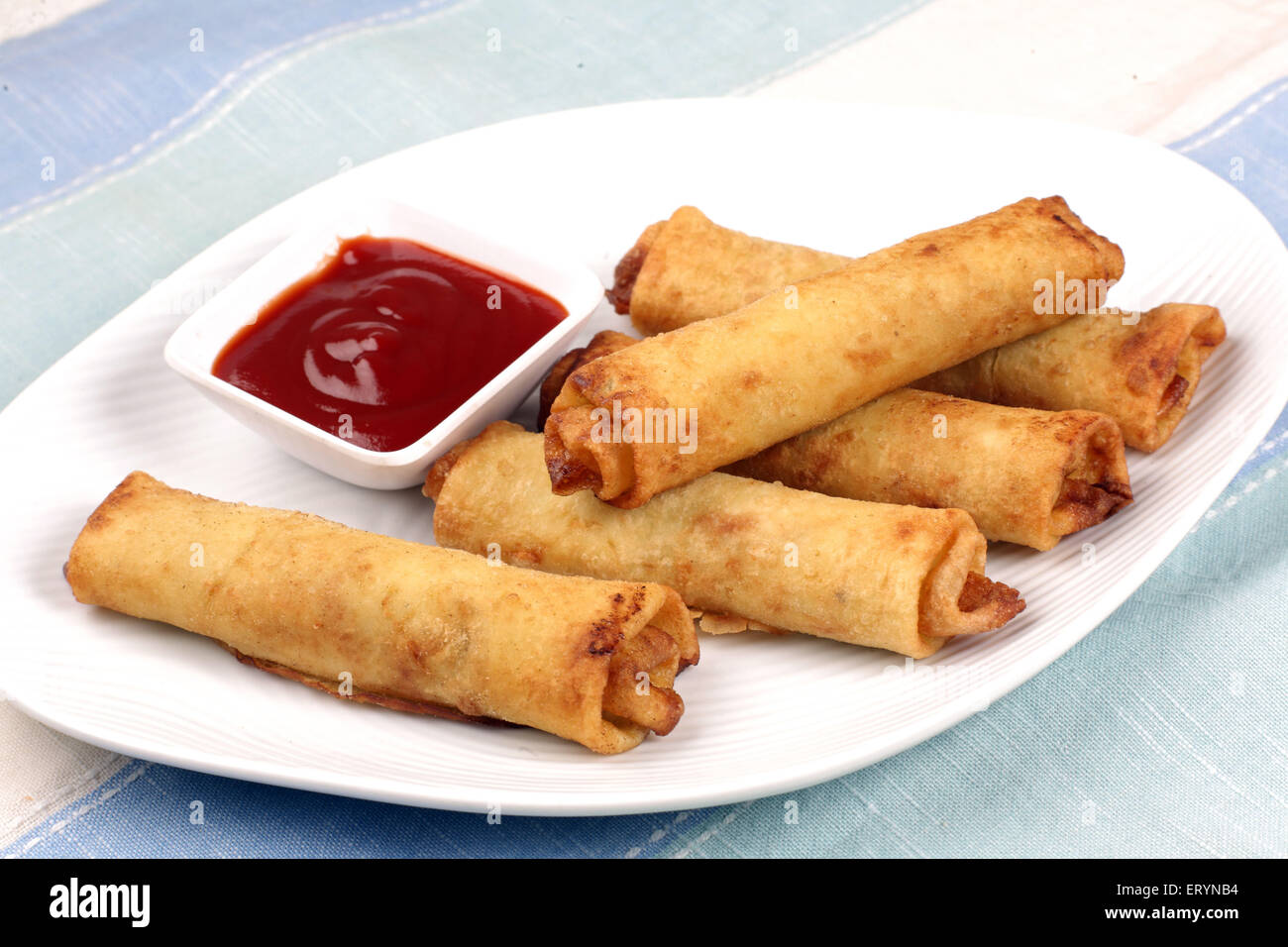 Cinese vegetale alimentare involtini primavera nella piastra India PR#743Ah Foto Stock