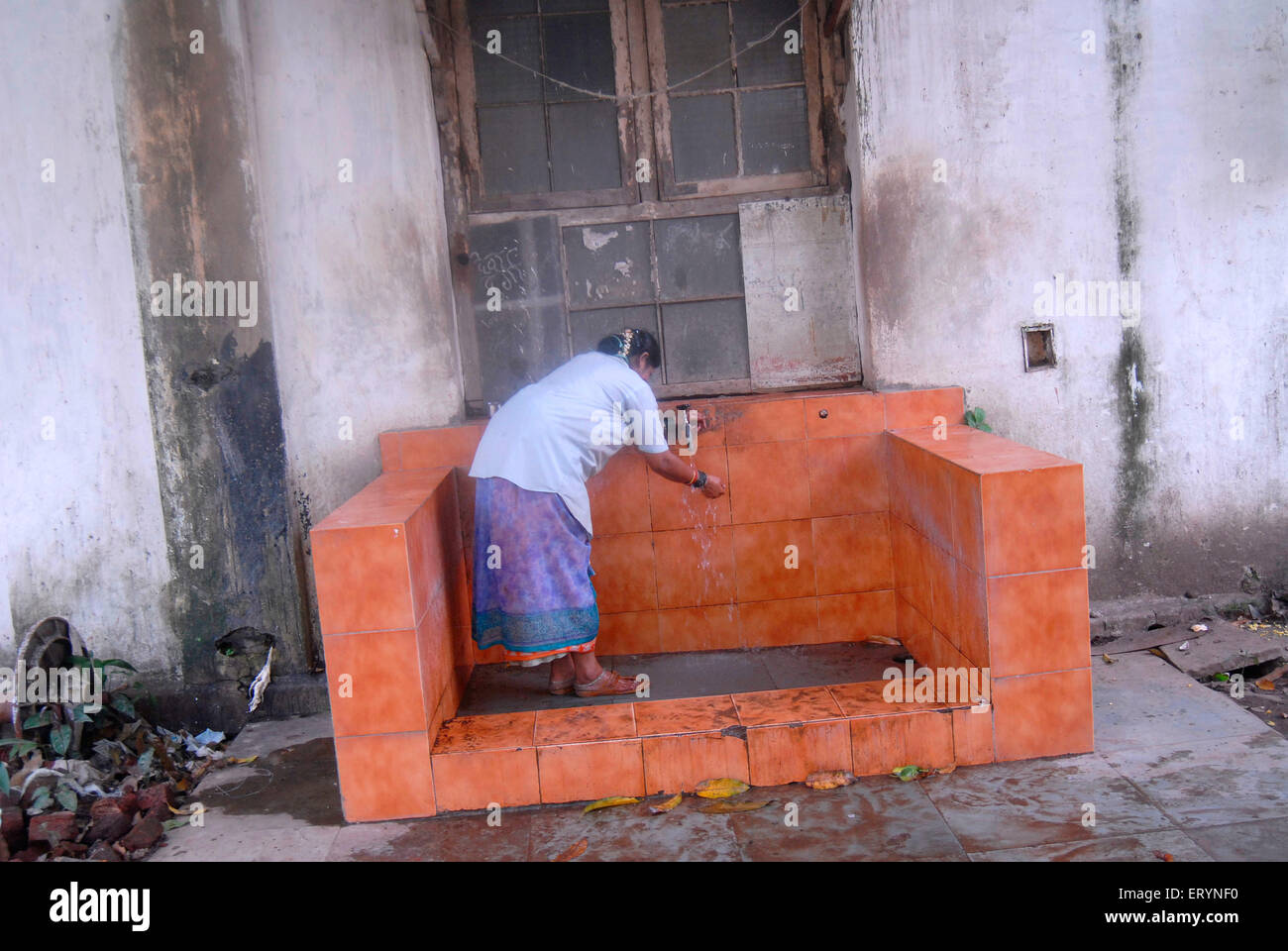 La donna che lavora in un mulino Tessile operaio lavarsi le mani dopo il suo pranzo in un mulino di tessili a Bombay ora Mumbai Foto Stock