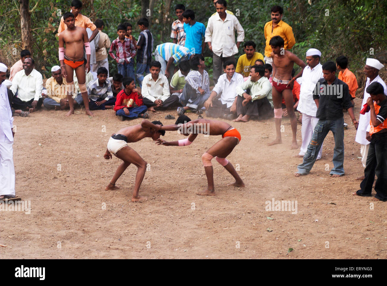Due lottatori di impegnarsi in una concorrenza wresting durante una fiera locale al villaggio Dimba ; district Pune ; Maharashtra ; India Foto Stock